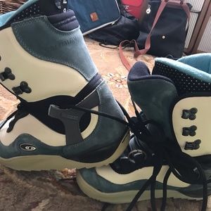 Salomon snow boots. Amazing condition.
